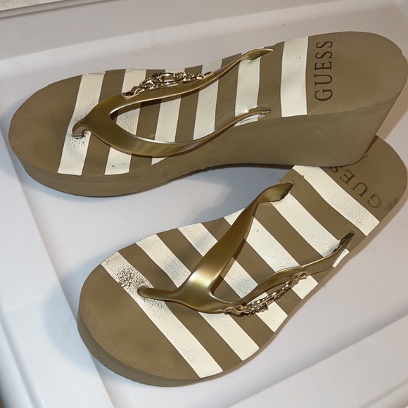 GUESS Women’s platform Flip Flops Sandals with CHARMS - Picture 2 of 5